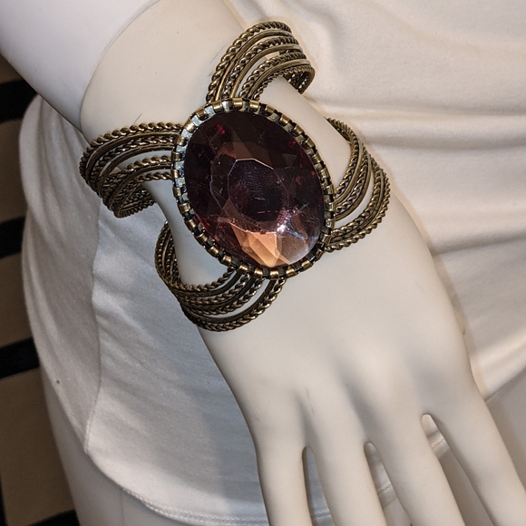 Jewelry - Gorgeous bracelet with colored crystal medallion stone in flawless condition.